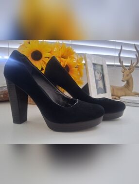 Banana Republic Black Suede Platform Pumps